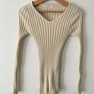 fifth フィットニットVネックトップス/リブニット ベージュの画像