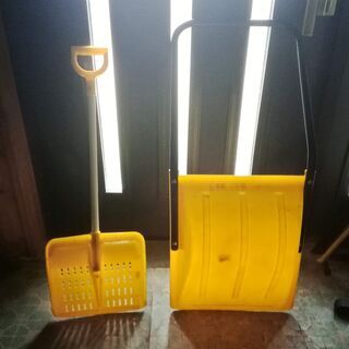 子供用スノーダンプとスコップ