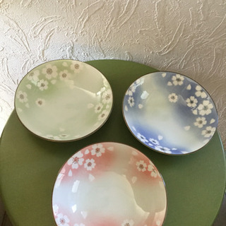 三種類  色違い  お皿  さら  皿  中鉢  盛り皿  テーブルウェア 食器の画像