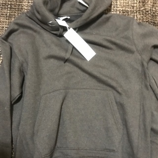 新品未使用品タグ付きユニクロパーカーですの画像