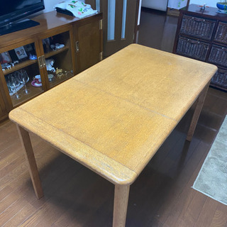 大きさを変えられるダイニングテーブルです。