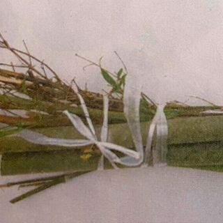 戸建ての庭の草刈り後のゴミのまとめ作業です。(草取り・草むしりな...