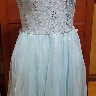淡い水色のフリフリワンピース