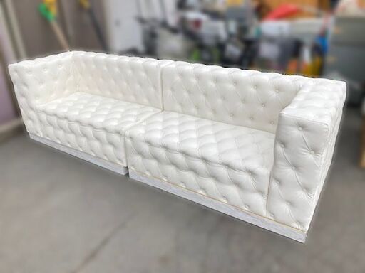 【美品】オーダーメイド品！！ 高級 4～5人掛けソファ ２分割 鋲打ちデザイン 姫ソファ 台座付 ナイロン生地 ホワイト 約280×79×81cm 【自社配送は札幌市内限定】倉庫(藻岩)保管