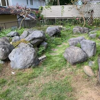 庭の石を貰ってください。