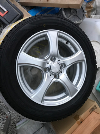 スタッドレス　アルミホイール付き　ほぼ新品