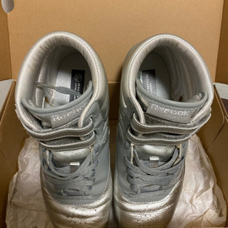 差し上げます！【Reebok】B&Y別注シルバーハイカットスニーカーの画像