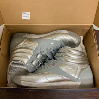 差し上げます！【Reebok】B&Y別注シルバーハイカットスニーカーの画像