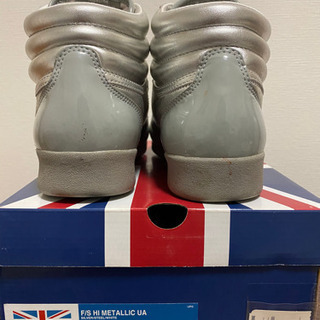 差し上げます！【Reebok】B&Y別注シルバーハイカットスニーカーの画像