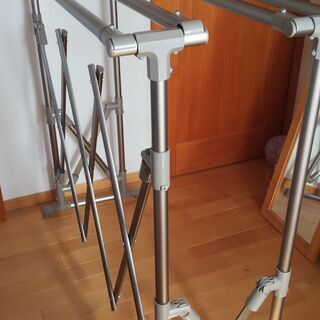 【伸縮、折り畳み可能なしっかりしたアルミ製の布団干し（物干し台）】