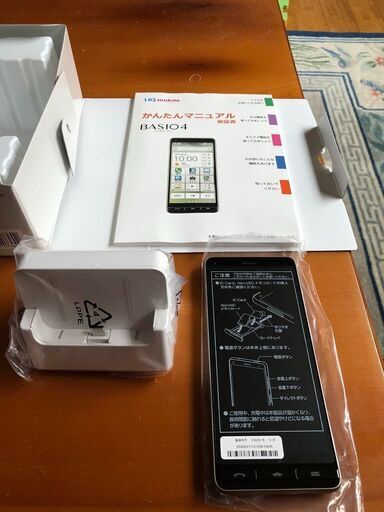新品で未使用のスマホ　京セラ　BASIO4  シルバー　UQmobile