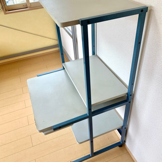 古いパソコンデスクの画像
