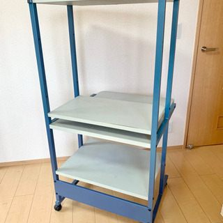 古いパソコンデスクの画像