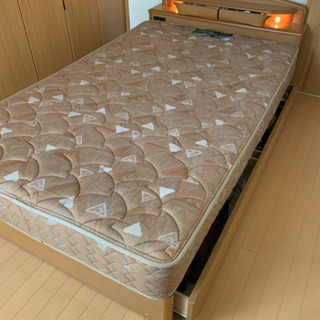 セミダブルベッドフレーム＋マットレスの画像