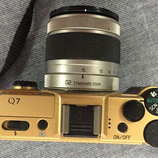 　※金のカメラ※　小型 手のひらサイズのボディ　ミラーレス一眼　PENTAX Q7　の画像