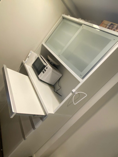 白の食器棚です。