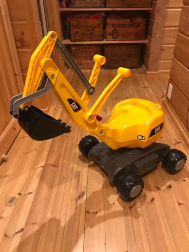 キャタピラ　パワーショベル　と　消防車