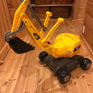 キャタピラ　パワーショベル　と　消防車