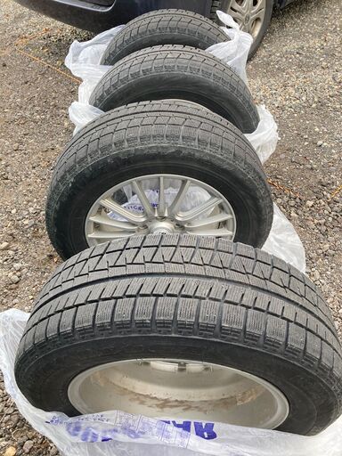 スタッドレスタイヤを格安で売ります。４本セット(ブリザック・Revo GZ ホイール付き・１シーズンのみの使用推奨・ナット無し）