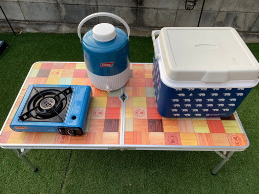 キャンプ用品 テーブル、クーラーボックス、ウォタージャグ、カセットコンロ