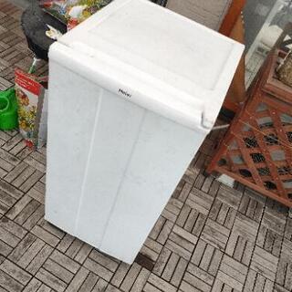 ハイアールの冷凍専門縦型冷凍庫です