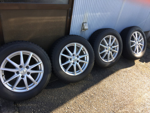 215/60/R16 国産スタッドレスタイヤ、ホイール付き、16インチ