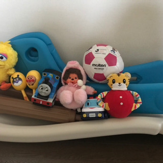 滑り台、ぬいぐるみ、サッカーボール