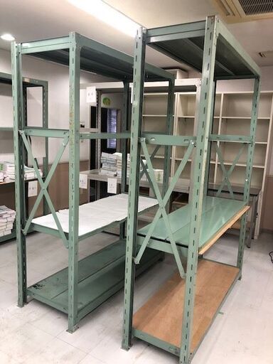 頑丈で大きな、業務用スチールラック棚