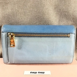 miumiu ミュウミュウ ブルーレザーバイカラー コンパクト折財布の画像