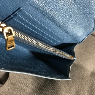 miumiu ミュウミュウ ブルーレザーバイカラー コンパクト折財布の画像