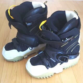 キスマークの金具タイプステップインブーツ(ハイバックタイプ白バインディング付き)の画像