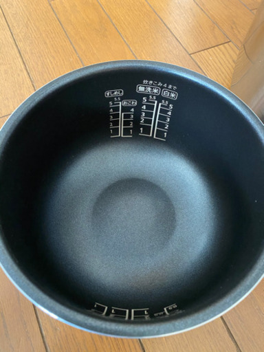 2016年製。シャープ 炊飯器 マイコン方式 5.5合 黒厚釜 球面炊き シルバー KS-S10J-S(1202c)