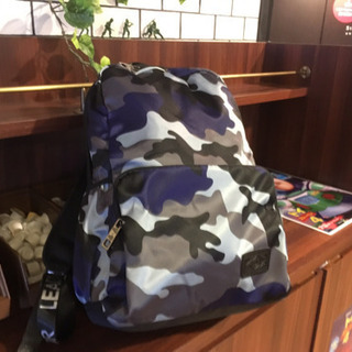 バックパック　リュックサック　カモフラージュ　迷彩　派手　新品