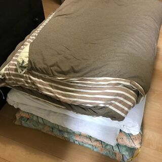 敷き布団二枚　掛け布団三枚　毛布一枚　すべてシングルサイズ（cotton stuffed futon ×2、cotton stuffed coverlet×3、blanket×1　all single size）の画像