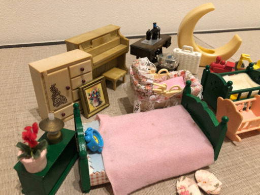 小物も付いています☆シルバニアファミリーのベットと趣味のセット☆