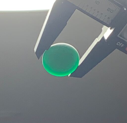 碁石（雲南碁石）　黒石を光にかざすと緑色に見える不思議な碁石