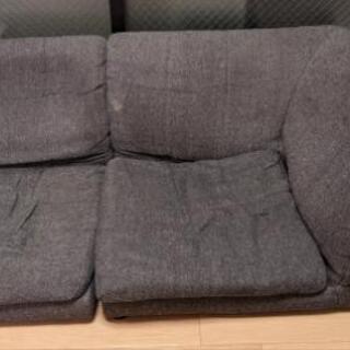 灰色のローソファー