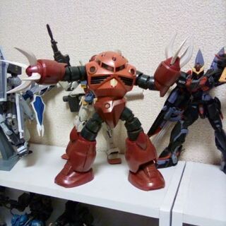 ガンプラ完成品135体、武器備品、ディスプレイ棚の画像