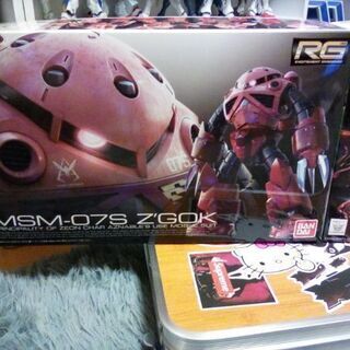 ガンプラ完成品135体、武器備品、ディスプレイ棚の画像