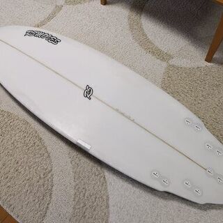 初級、中級者者用サーフボード５’１０　フィン付き　浮力大