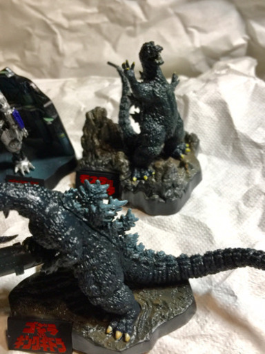 ゴジラ フィギュア 7体。ペイフリ。