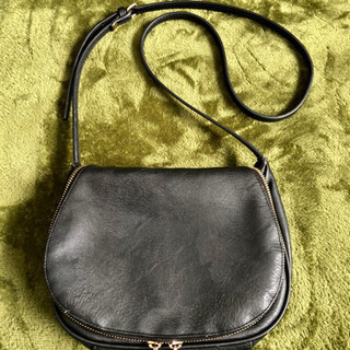 黒のショルダーバッグ