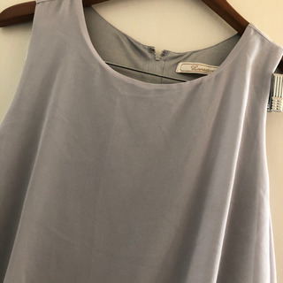 グレーワンピースドレスの画像