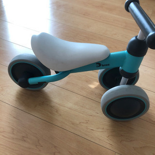 ペダルのない三輪車の画像