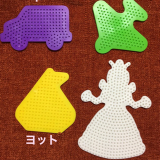 【済】アイロンビーズと制作用の型の画像