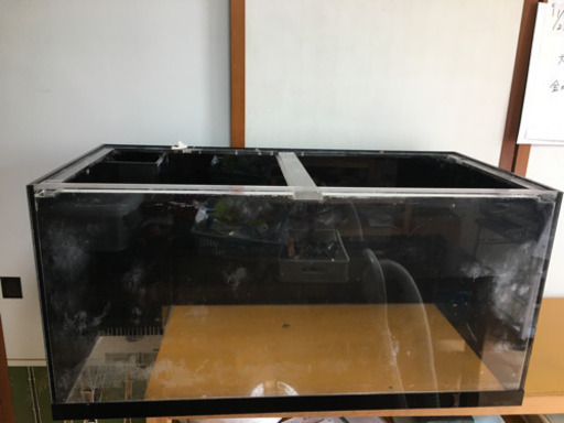 アクリル水槽　3面ブラック