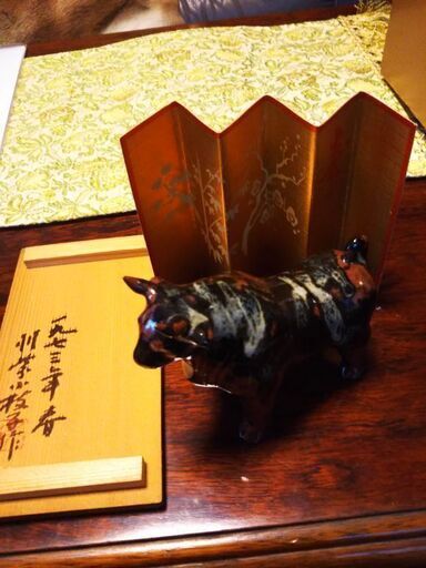 鈴入り丑置物 川紫小枝子作