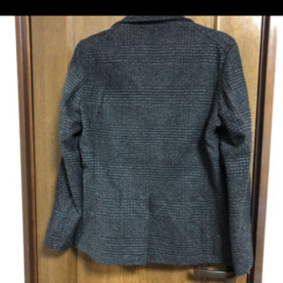 グレーチェックのコートの画像