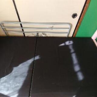 鉄製の二段ベッド1,000円です。