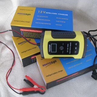 新品・格安！クルマ・バイク用バッテリー充電器１２V：大好評・小型軽量５００ｇ：在庫　少数の画像
